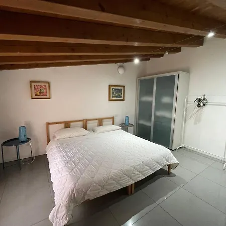 Canal Apartment *
