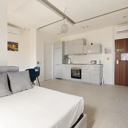 Guesthost - Renovated Apts דירה