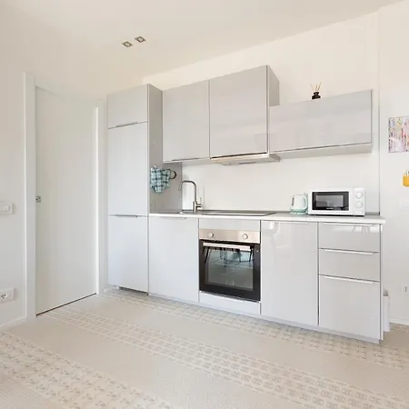 Guesthost - Renovated Apts *