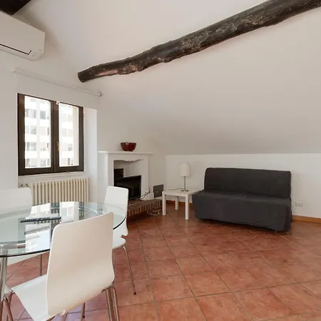 Corso Balcony Apartment Milan