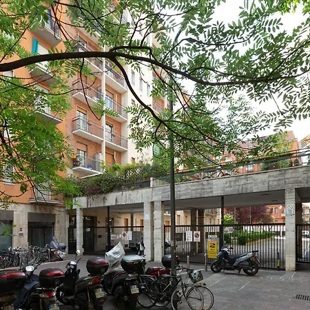 Guesthost - Renovated Apts דירה *