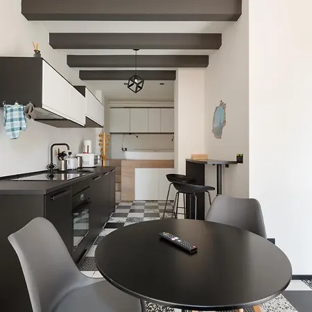 Guesthost - Renovated Apts דירה