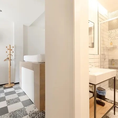 Guesthost - Renovated Apts דירה *