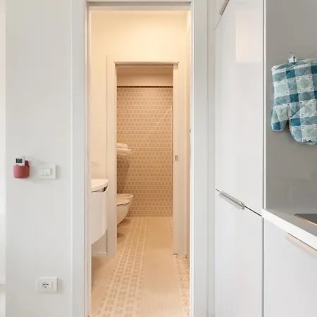 Guesthost - Renovated Apts מילאנו