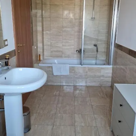 Appartamento Nolo - Ampio Trilocale Con Terrazzino