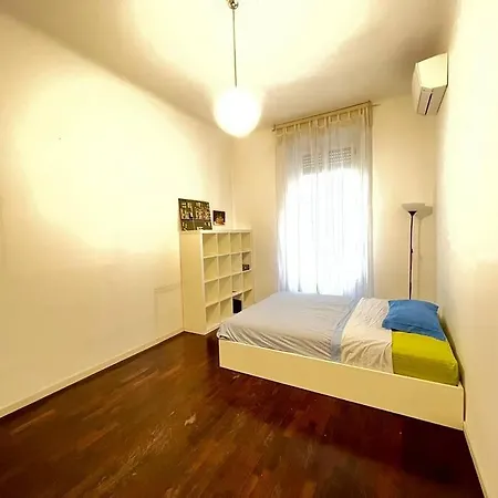 Modern Pretty Near Isola Zone Milan