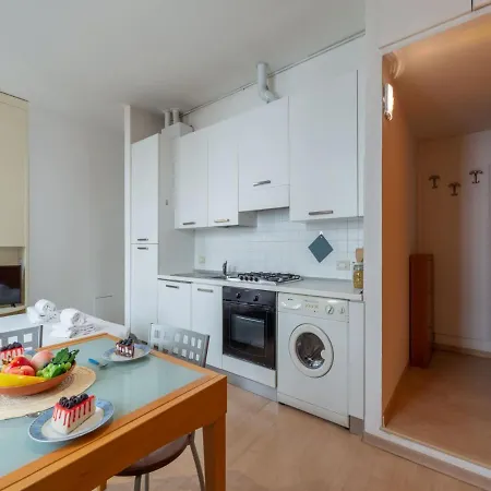 The Rent - Cosy One-bedroom In Via Fogazzaro Apartment *