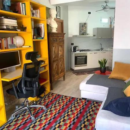 Arty & Colourful Flat Close To Campus Bocconi 米兰