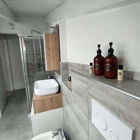 Free Parking Tiny House Wifi Netflix 15 Minuti Dal Duomo Appartement Milaan
