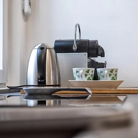 New & Bright Balcony Flat By Station *