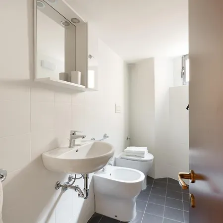 Guesthost - Apts Milano-corso Magenta شقة ميلان