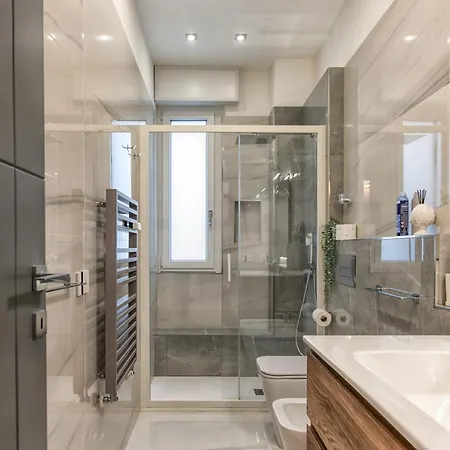 New & Bright Balcony Flat By Station