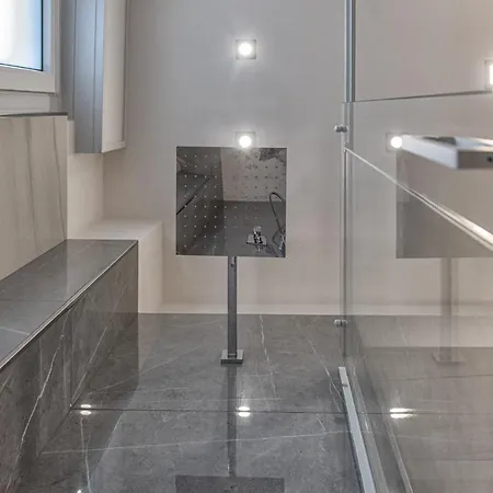 New & Bright Balcony Flat By Station *