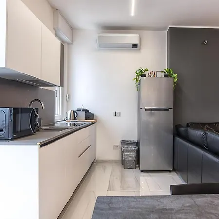 New & Bright Balcony Flat By Station *