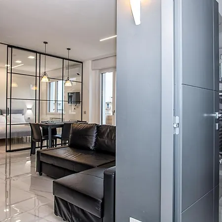 New & Bright Balcony Flat By Station Apartament