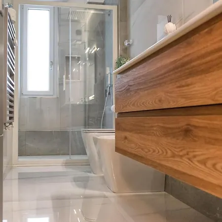 New & Bright Balcony Flat By Station Appartement