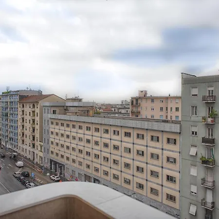 New & Bright Balcony Flat By Station *