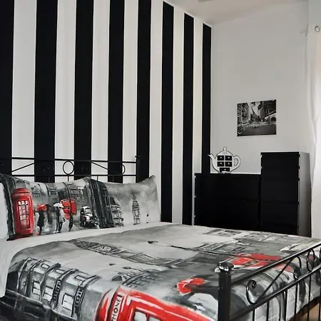 Nolo Black White & Coral Apartment Mailand