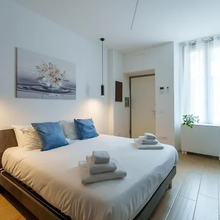 - Modern Flat Apartment Milan