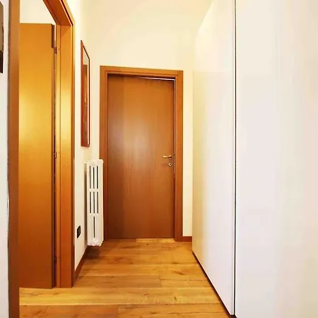 Con Giardino Vicino A San Siro Mediolan