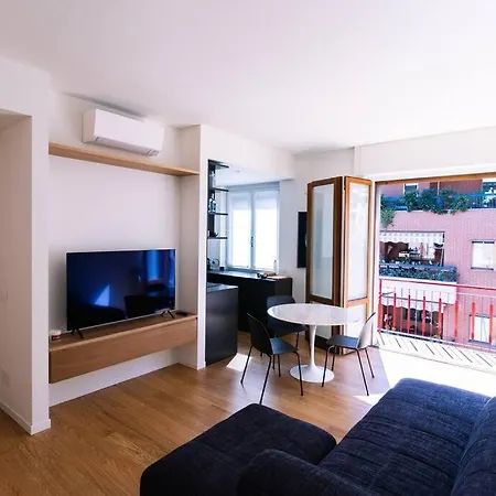 Isola-garibaldi - Moderno Bilocale Con Balcone Апартаменты