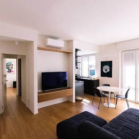 Isola-garibaldi - Moderno Bilocale Con Balcone Милан