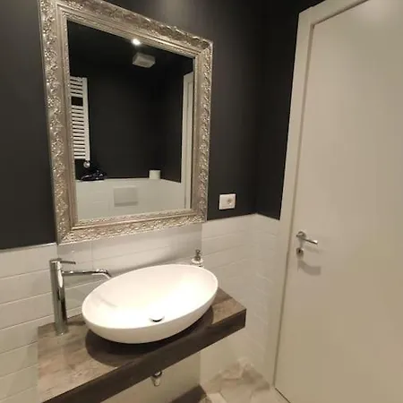 Nella Movida Di Isola-porta Nuova