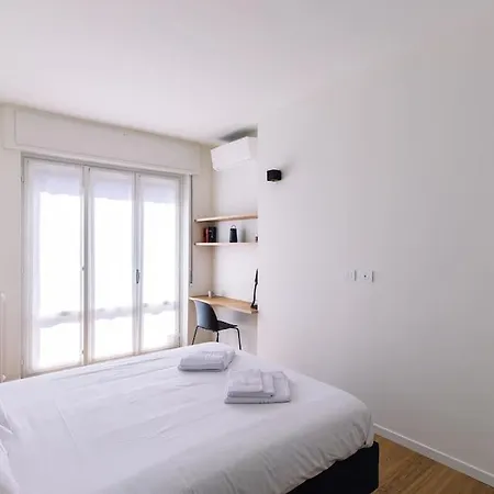 Isola-garibaldi - Moderno Bilocale Con Balcone Апартаменты