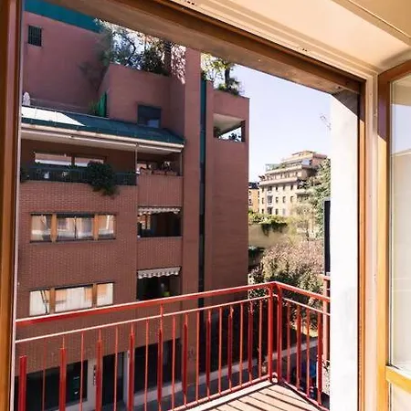 Isola-garibaldi - Moderno Bilocale Con Balcone Милан