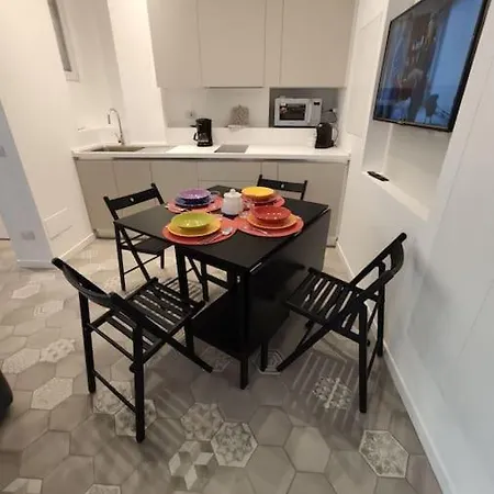 Nella Movida Di Isola-porta Nuova Apartment