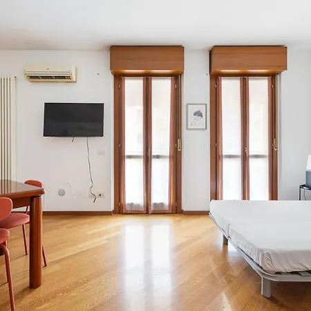 Cosy With Balcony & Private Garage Apartamento