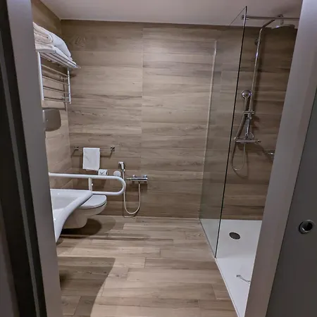 מלון Ih Lorenteggio 4*