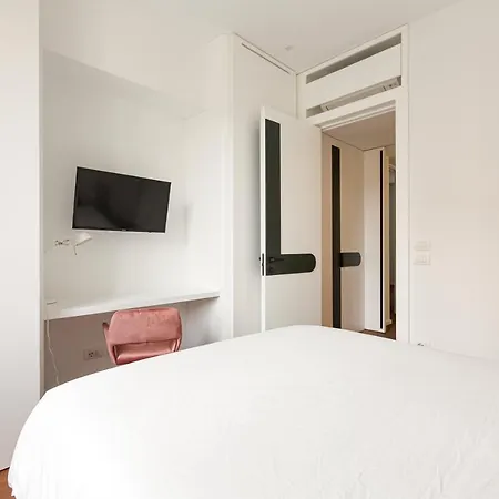 Guesthost - Modern & Comfortable Flat - Near Station