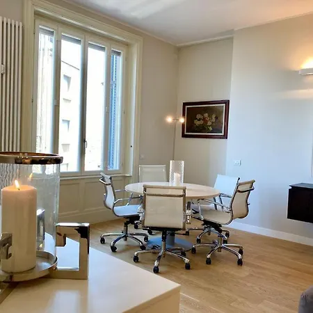 Luxury Galleria Apartment- Duomo- 4 Pax דירה *