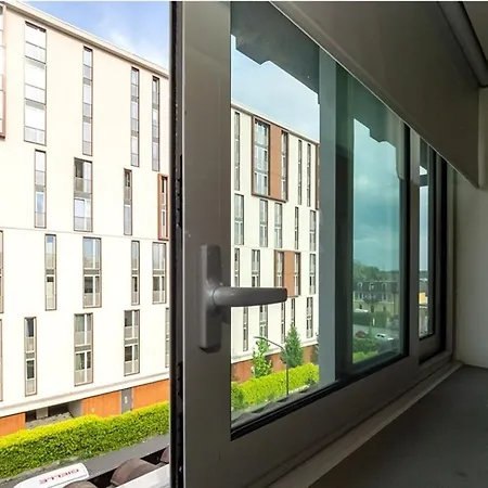 Lux 2 Metro M2 Apartment *