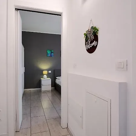 Xenia - New And Bright Urban Housing Apartment Milan