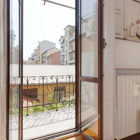 Roomy X5 - 850 M Far From Famagosta Mm2 דירה *