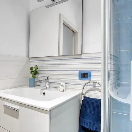 Joivy Superb 2bed Flat With Balcony * Милан