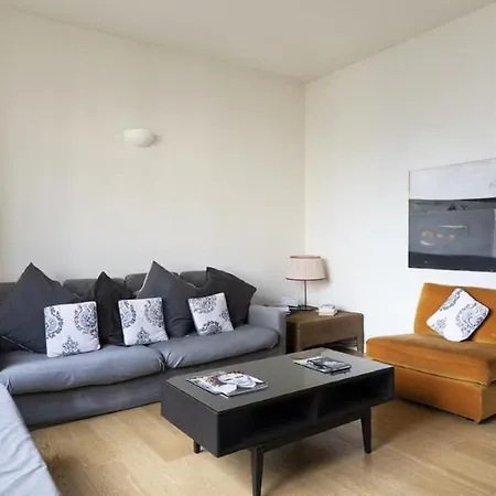 Daire Charming 3-bed In Milano