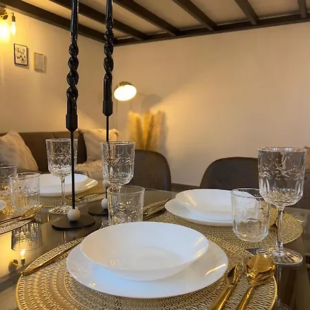 Regina In Porta Romana 3 - Sky Tv, Wifi & Breakfast Box