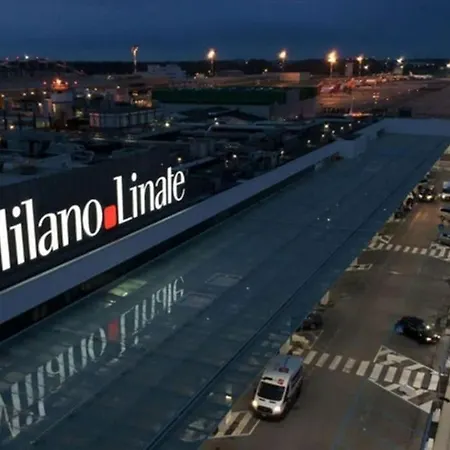 Linate Airport Elegant Suite,tram 1 Minute Away ミラノ