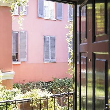 The Charming Courtyard On Navigli *