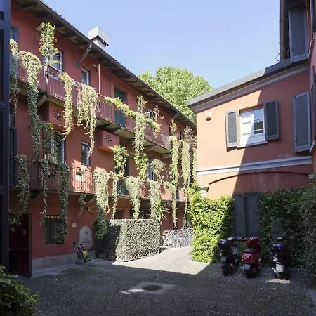 The Charming Courtyard On Navigli *