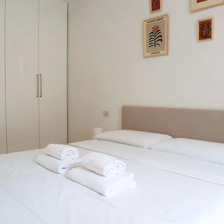 Апартаменты Isola District Bright House