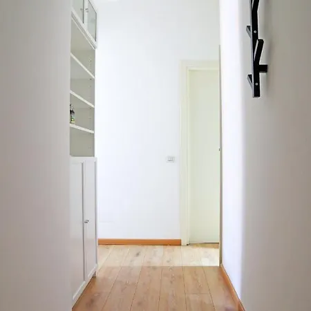 Daire Isola District Bright House *