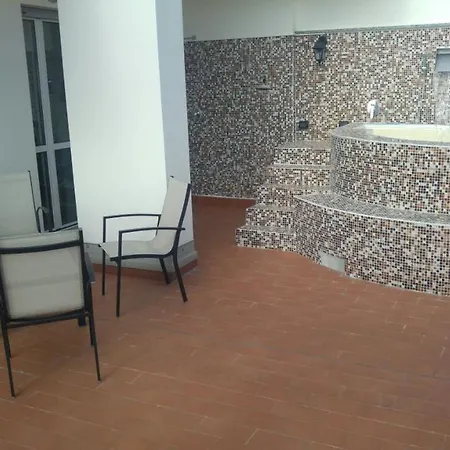 - Doppia Con Bagno Privato In Stupendo Attico Con Vista Mozzafiato Bed and Breakfast