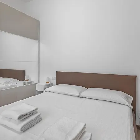 Easylife - - Melchiorre Gioia 30 - *