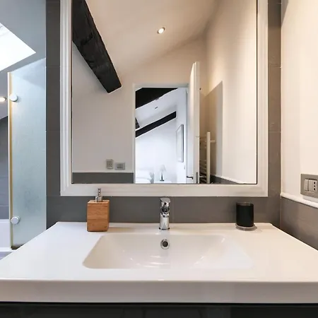 Elegant P.venezia Attic *