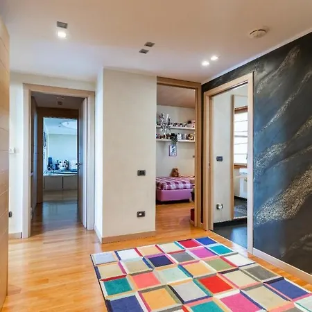 בית נופש Luxurious 4-bedroom Penthouse In The Heart Of The מילאנו