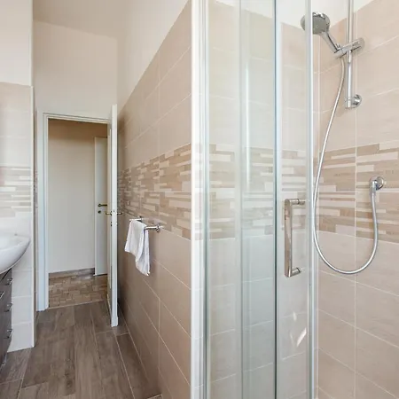 - Roomy 300 M From M3 Affori Fn! Apartment